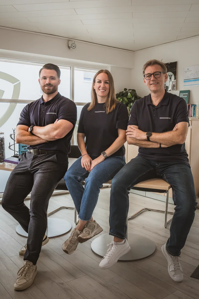 Timo Meier mit dem Team der Vermögenswerkstatt in den Büroräumen