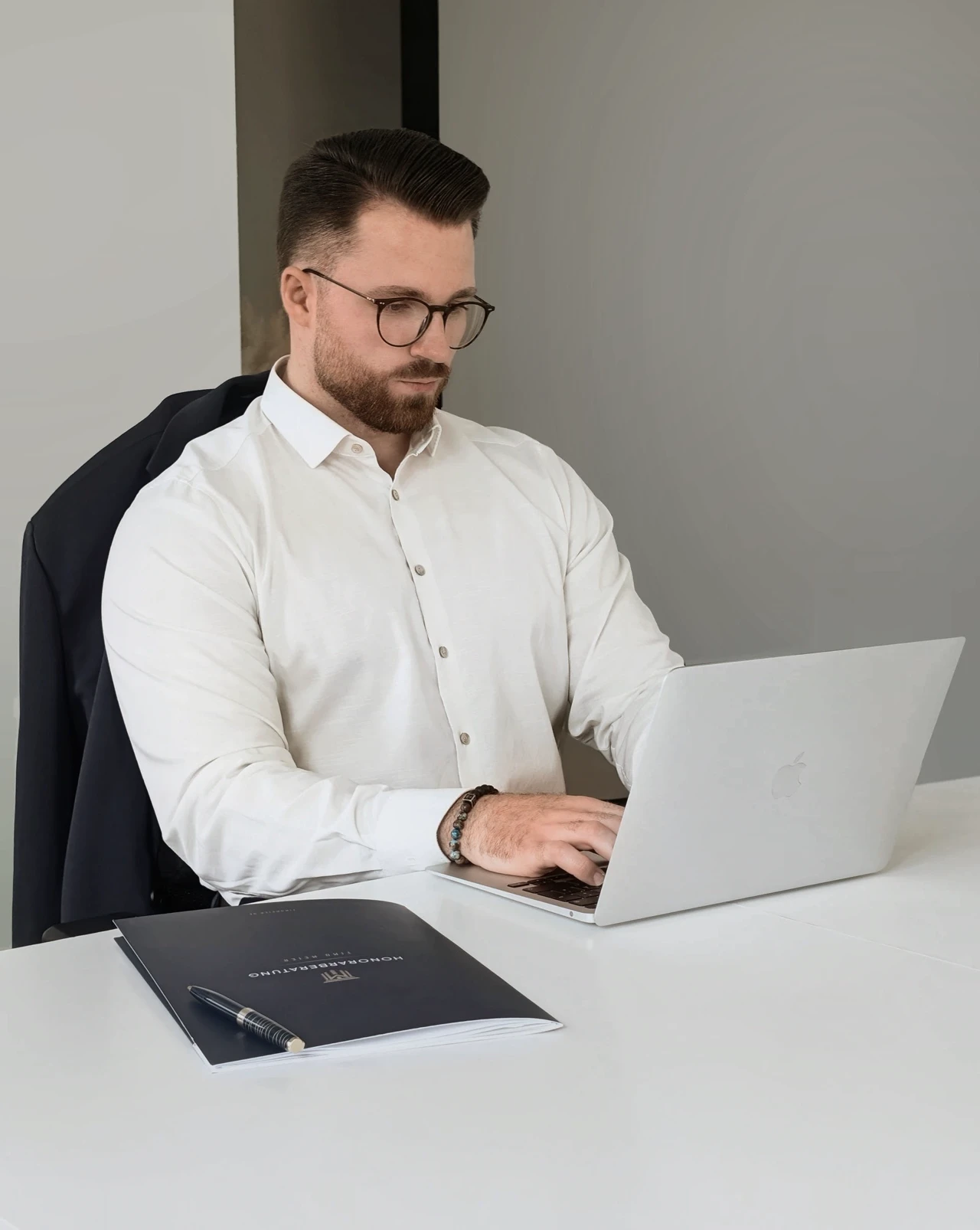 Timo Meier prüft Finanzunterlagen am Laptop
