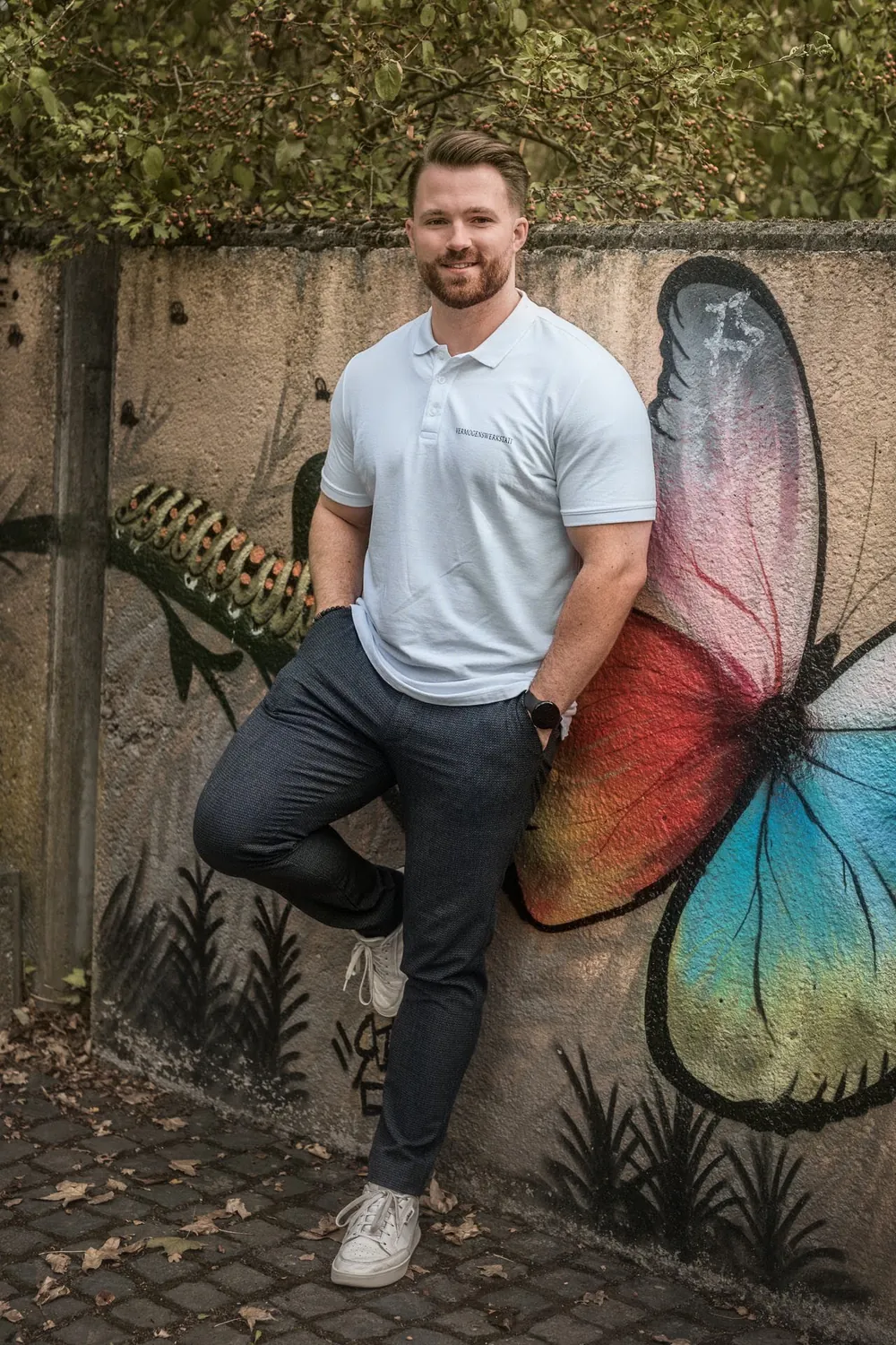 Timo Meier lehnt an einer Mauer mit einem gemalten Schmetterling